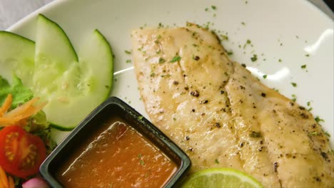 arriba abajo cerca del plato con patatas fritas polenta, ensalada y filete de pargo rojo