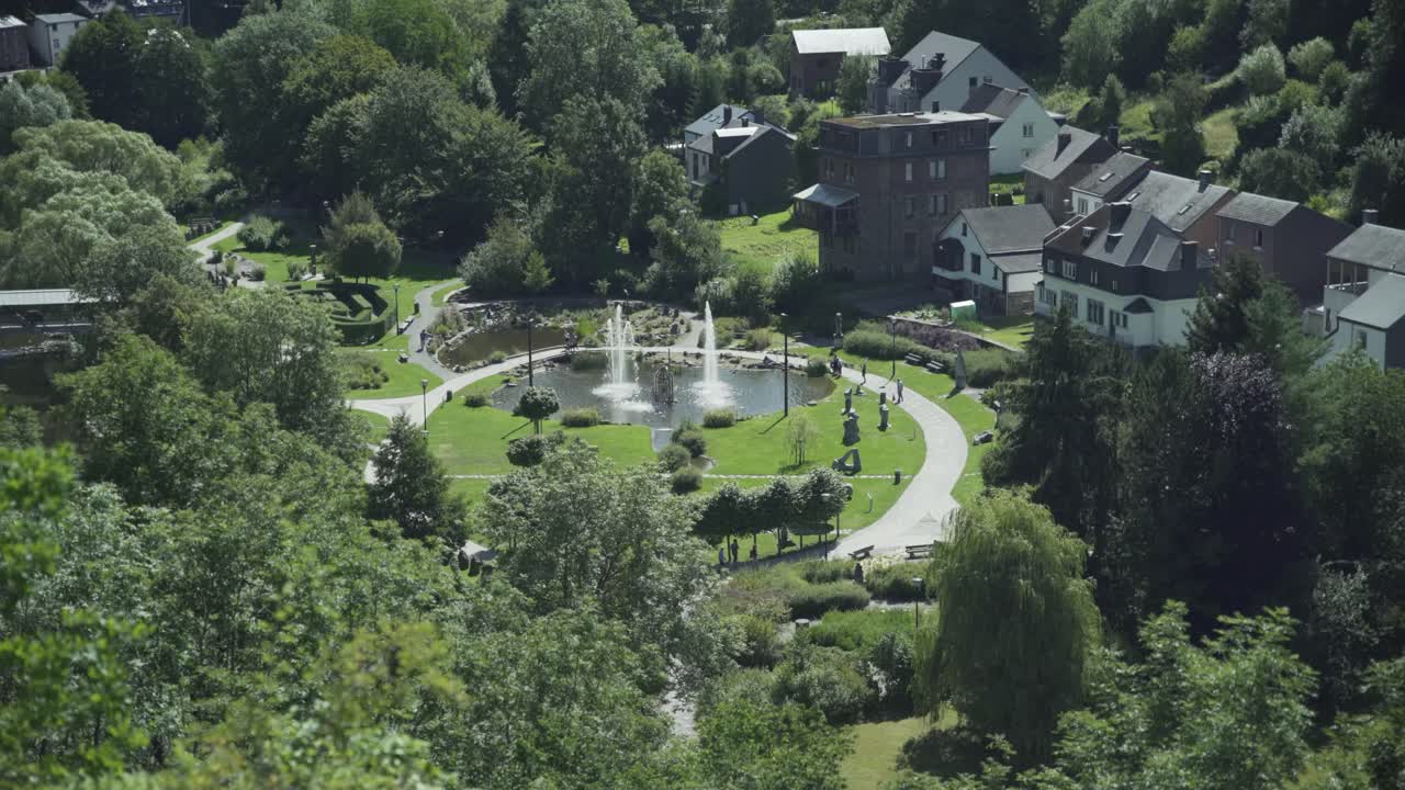 la roche en ardenne, ardennes, blegium, europe, 4k, 25fps의 공원 le parc de rompré의 분수 전망