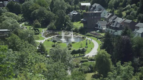 Vista-De-Las-Fuentes-En-El-Parque-Le-Parc-De-Rompré-En-La-Roche-En-Ardenne,-Ardenas,-Bélgica,-Europa,-4k,-25fps