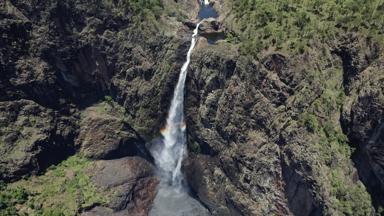 wallaman falls - cascada de cola de caballo en el parque nacional girringun en el norte de queensland, australia