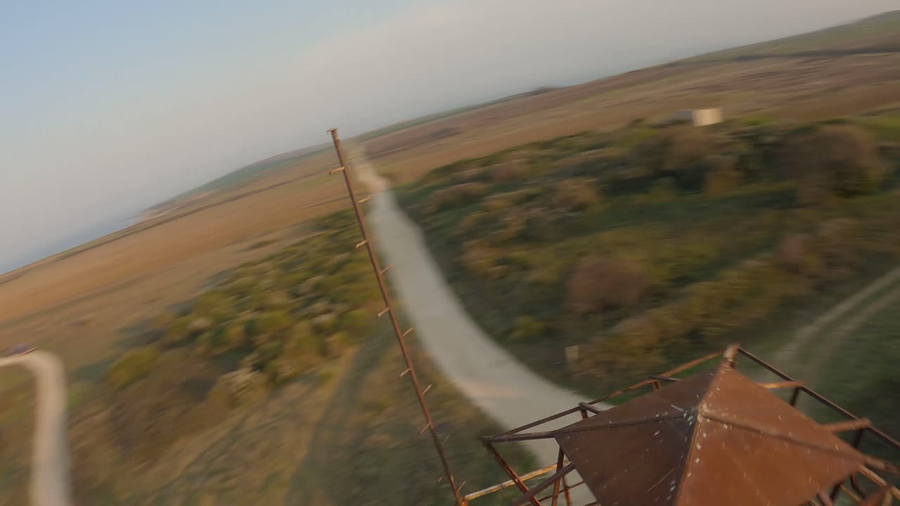 старая разрушенная башня в поле