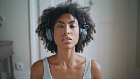 Modelo-Sereno-Practicando-Respiración-De-Yoga.-Ojos-Cerrados-Niña-Africana-Rostro-Meditando