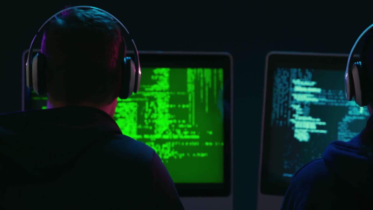 hombre y mujer trabajando en computadoras