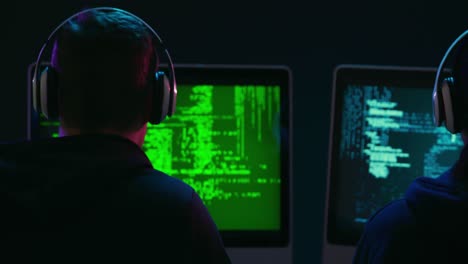 hombre y mujer trabajando en computadoras