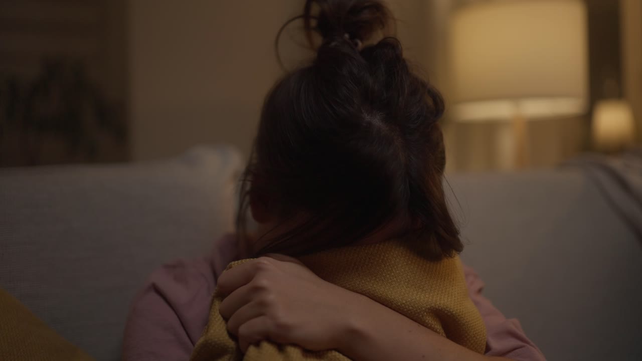 소파에서 울고 있는 여자