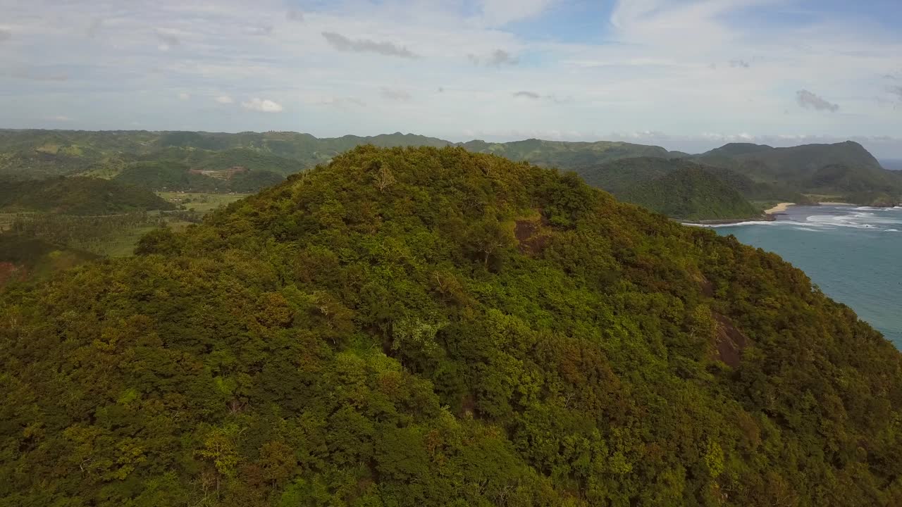 una playa de surf remota en pantai selong belanak, lombok, tomas aéreas durante el día