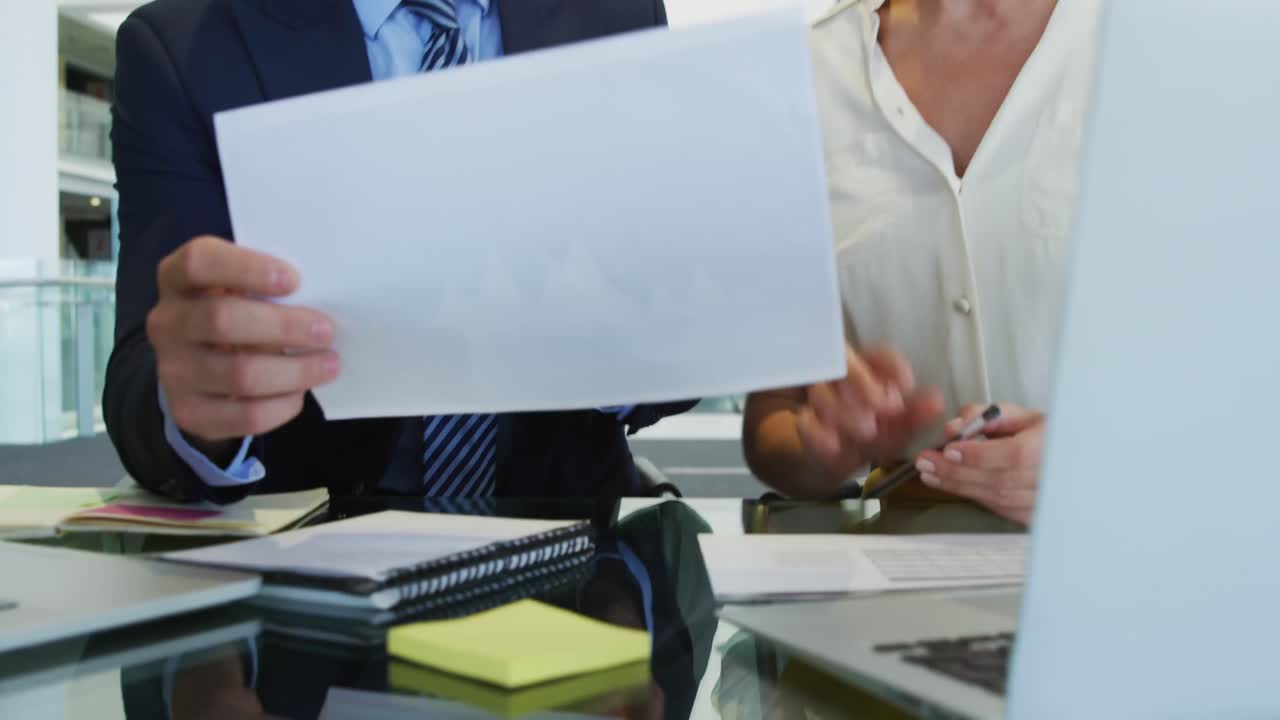 jóvenes de negocios hablando en una oficina moderna