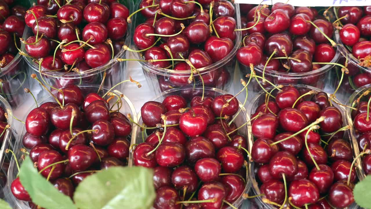 cerezas rojas frescas en el mercado