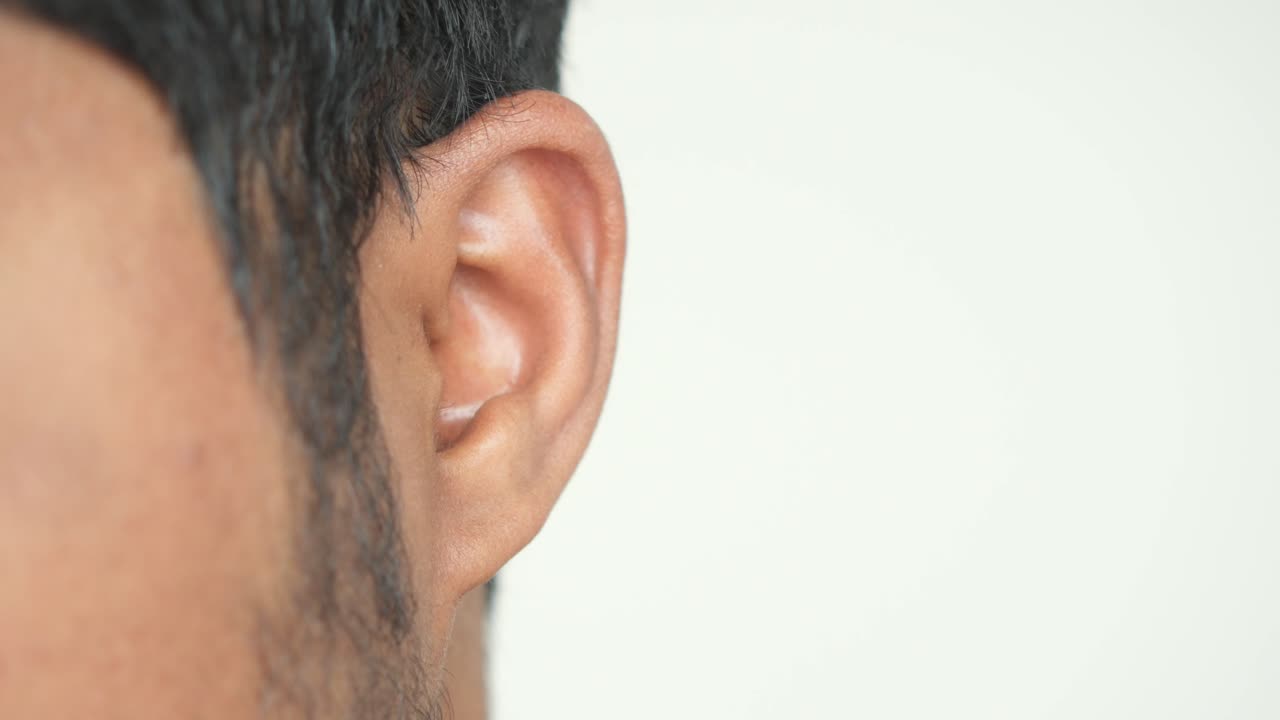 primer plano de la oreja de una persona