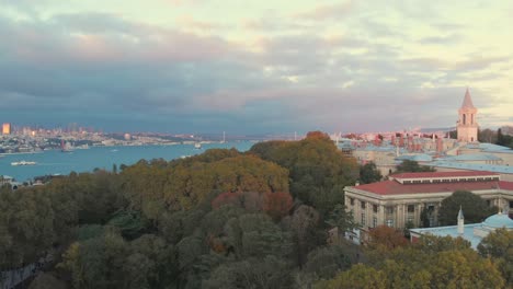 estrecho del bósforo y museo del palacio de topkapi en estambul, turquía en un día nublado - revelación de drones ascendentes