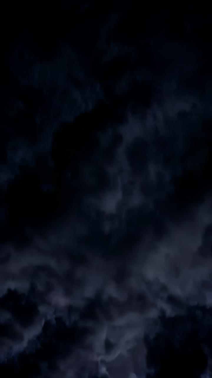 cielo nocturno tormentoso con relámpagos