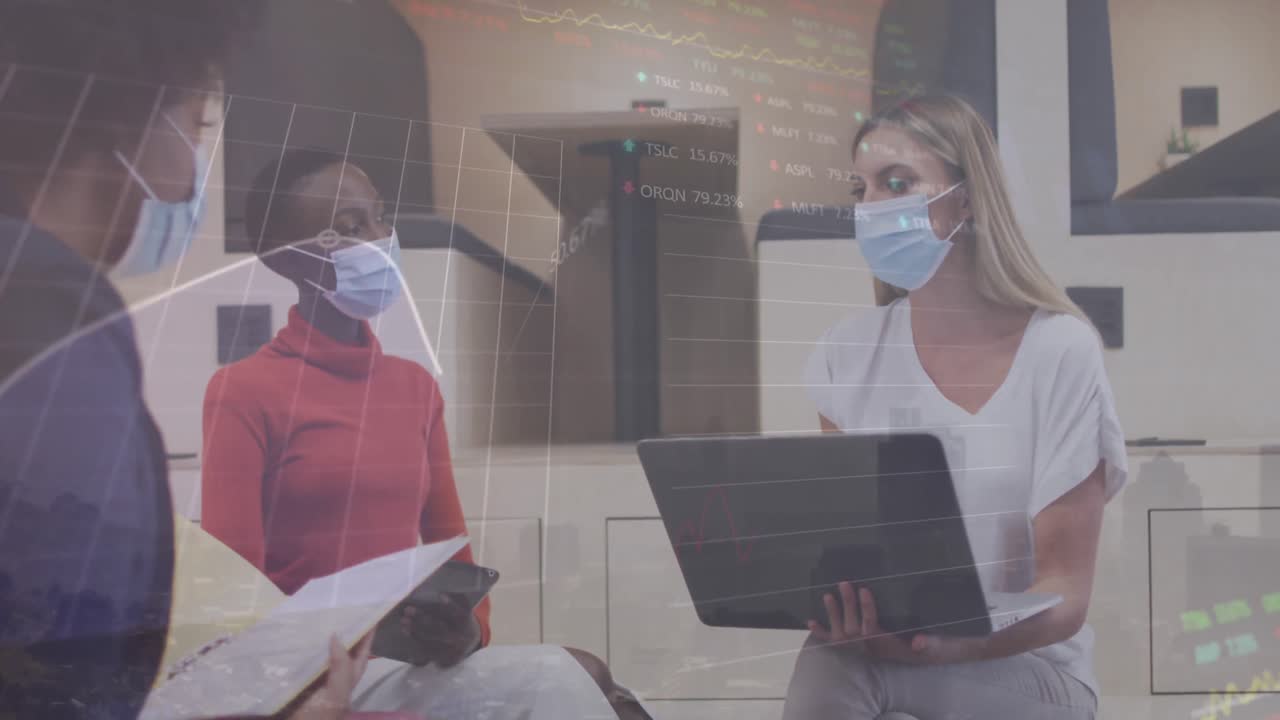 animación del procesamiento de datos financieros sobre diversas personas de negocios con máscaras faciales.