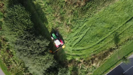 Tractor-En-Campo-Recortando-Seto-Cubierto,-Tractor-De-Seguimiento-De-Vista-Aérea