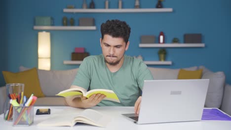 un estudiante feliz leyendo un libro.