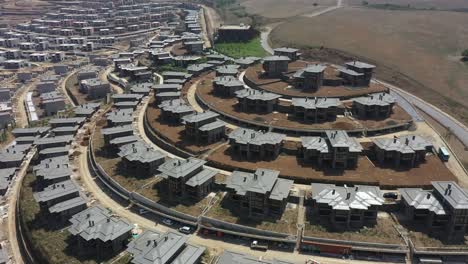 fotografía aérea de un grupo de edificios modernos de gran altura en un complejo residencial de lujo en riva, estambul