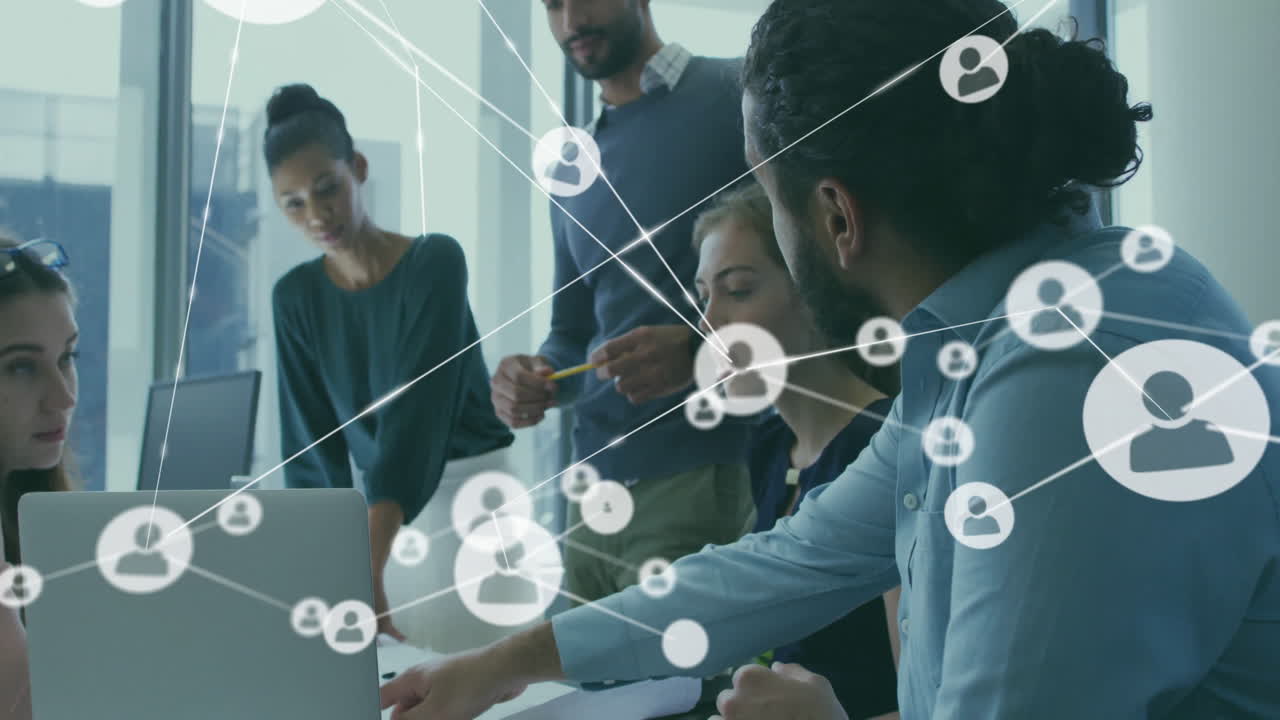 Animazione di rete di connessioni con icone di persone su diversi professionisti in ufficio