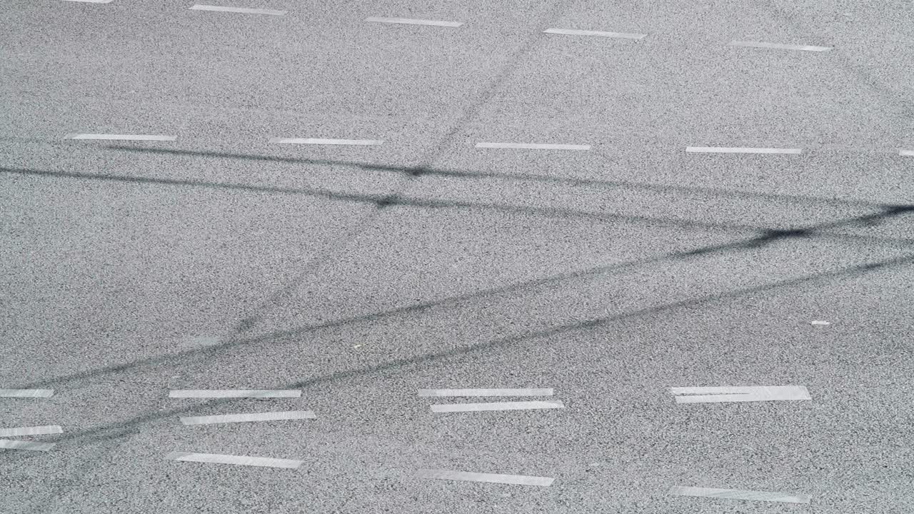 リモージュの白線で区切られた都市の道路を高速で走行する銀色の車両。側面からのクローズアップ映像。