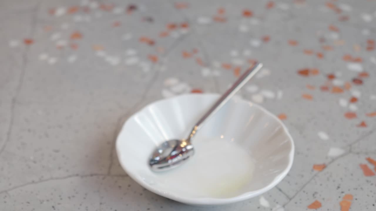 터키 차와 빈 접시