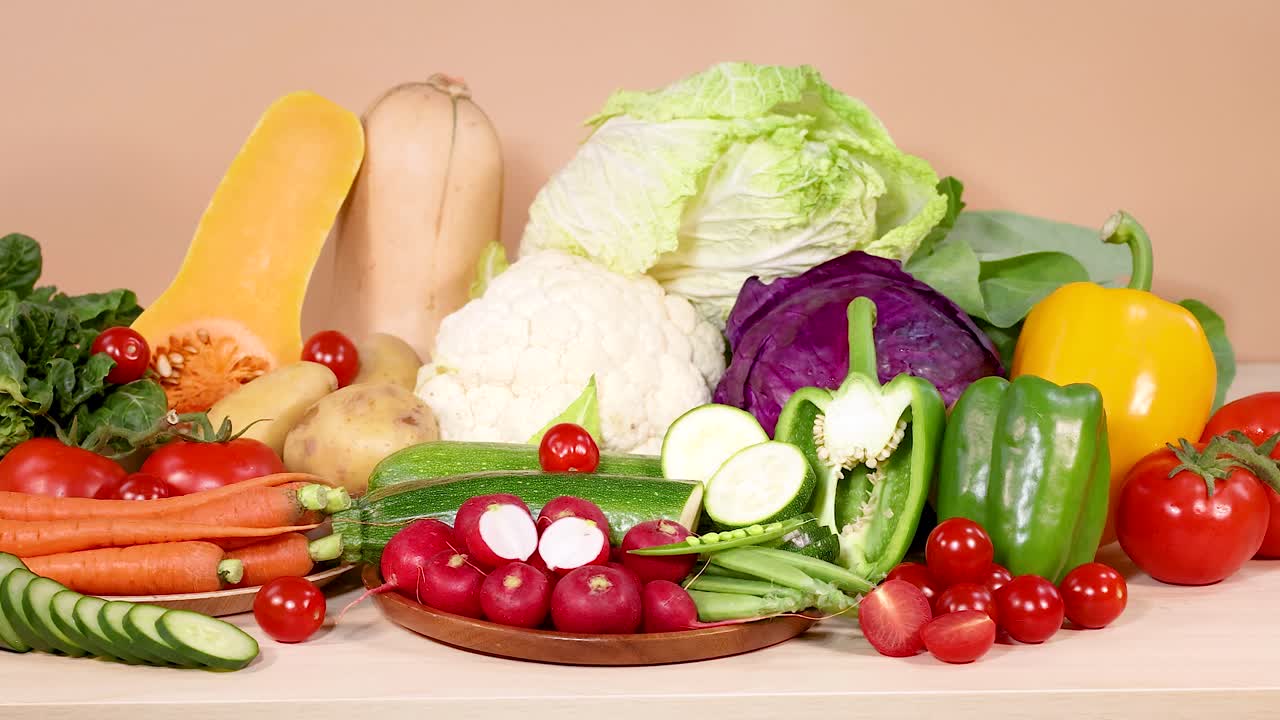 나무 표면에 밝은 조명으로 유기농 제품을 선보이는 끔하게 배열된 신선한 채소의 활기찬 품종