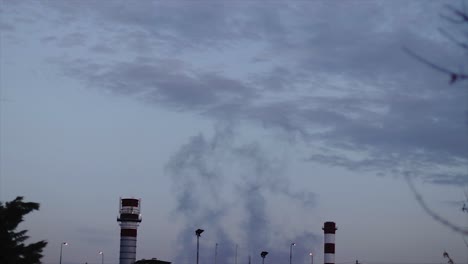 Industrielle-Verschmutzung-Durch-Eine-Fabrik,-Die-Rauch-Und-Gase-In-Die-Luft-Abgibt