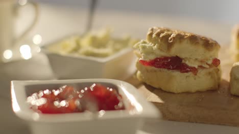 primer plano del tradicional té de la tarde británico con crema de bollos y mermelada