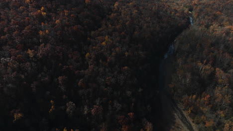 Fall-Colors-In-The-Woodlands-With-Lee-Creek-In-Arkansas,-USA