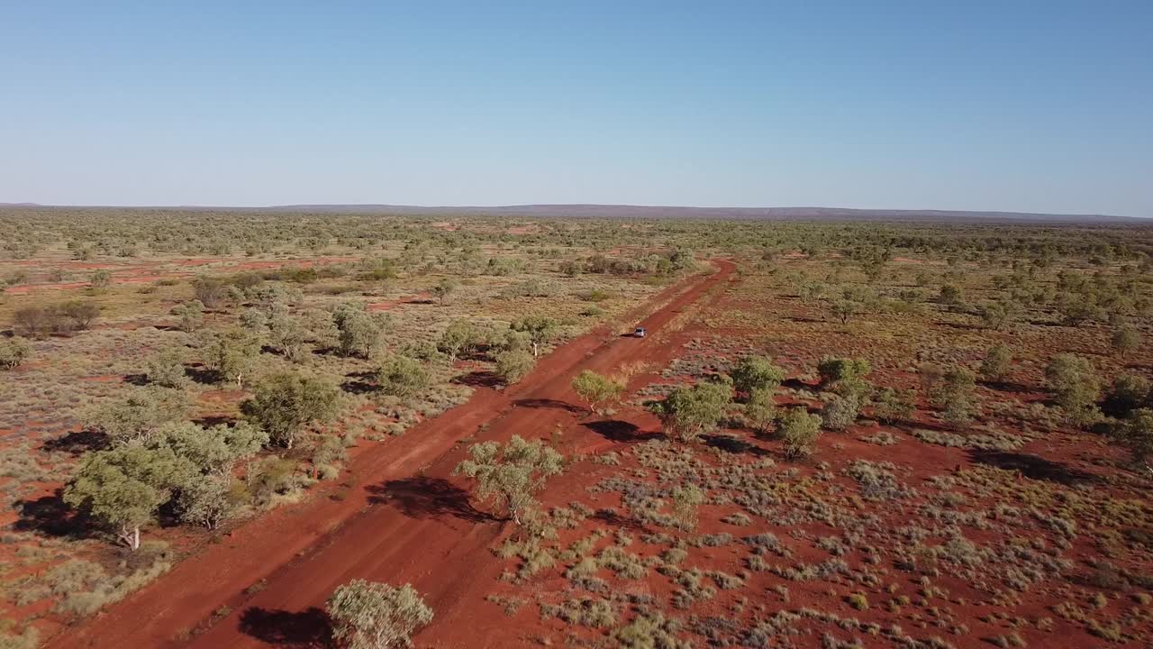 호주 아웃백의 광대한 사막 풍경을 통해 운전하는 드론 영상