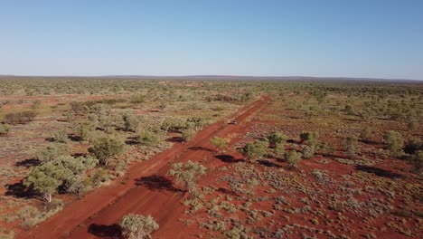 Imágenes-De-Drones-De-La-Conducción-A-Través-De-Un-Vasto-Paisaje-Desértico-En-El-Interior-De-Australia