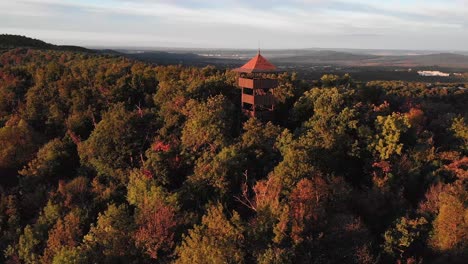 Aerial-sunrise-orbit-around-lookout-point-of-Hárs-Hill-Budapest,-Hungary