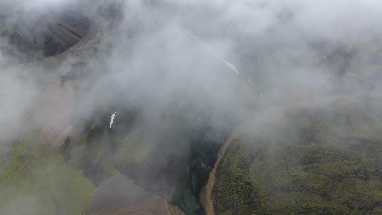 drones aéreos disparados sobre el paisaje de landmannalaugar. día nublado