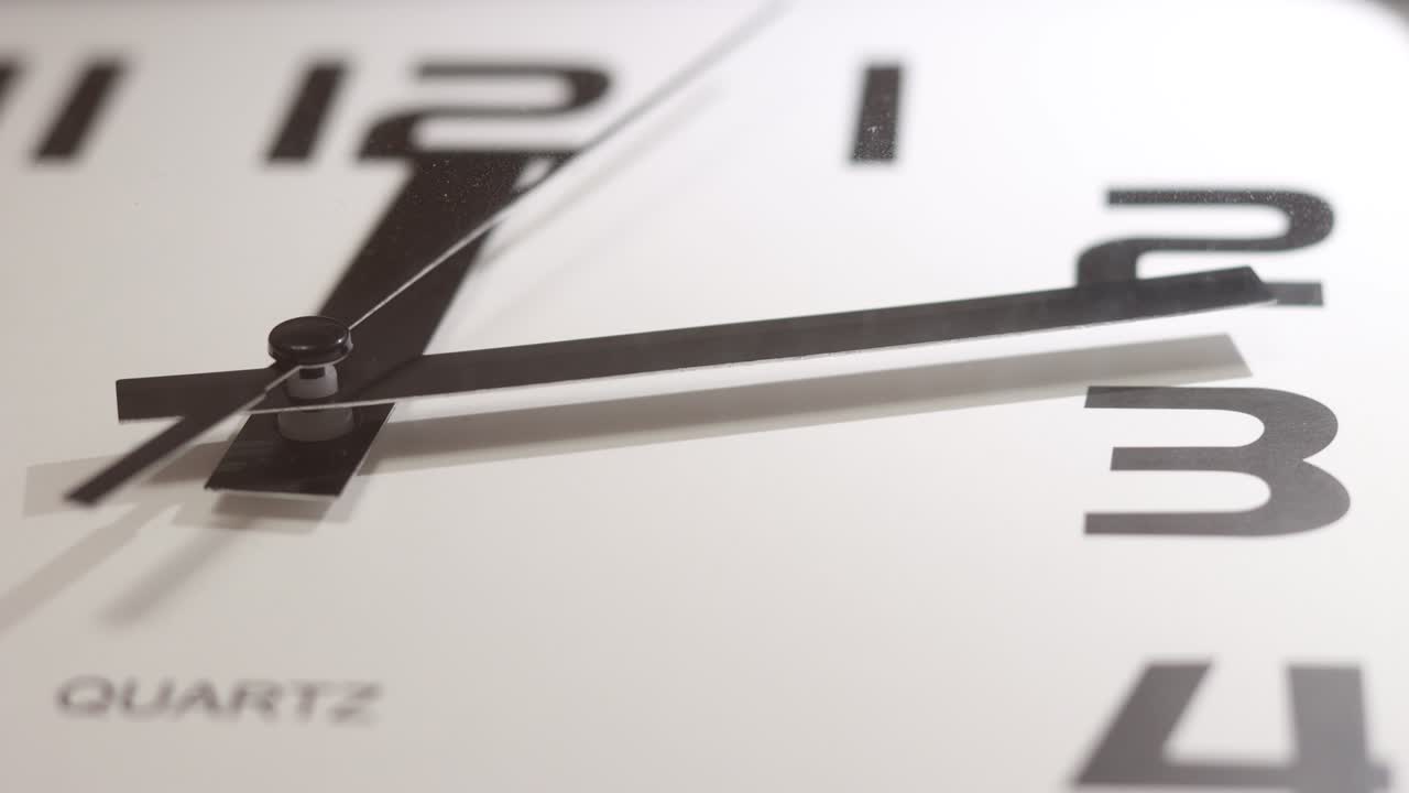 lapso de tiempo del reloj blanco de la oficina - vista de cerca