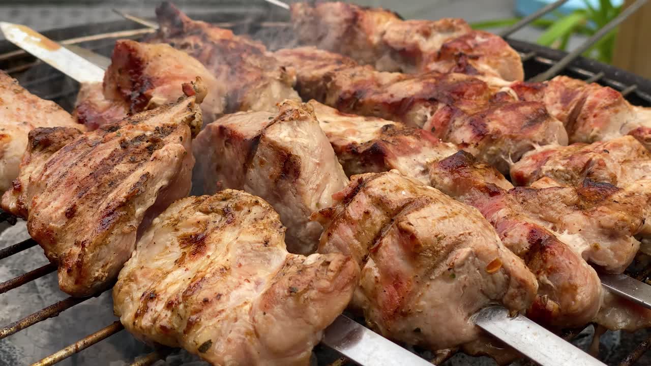 la carne marinada en palitos se asa a la parrilla