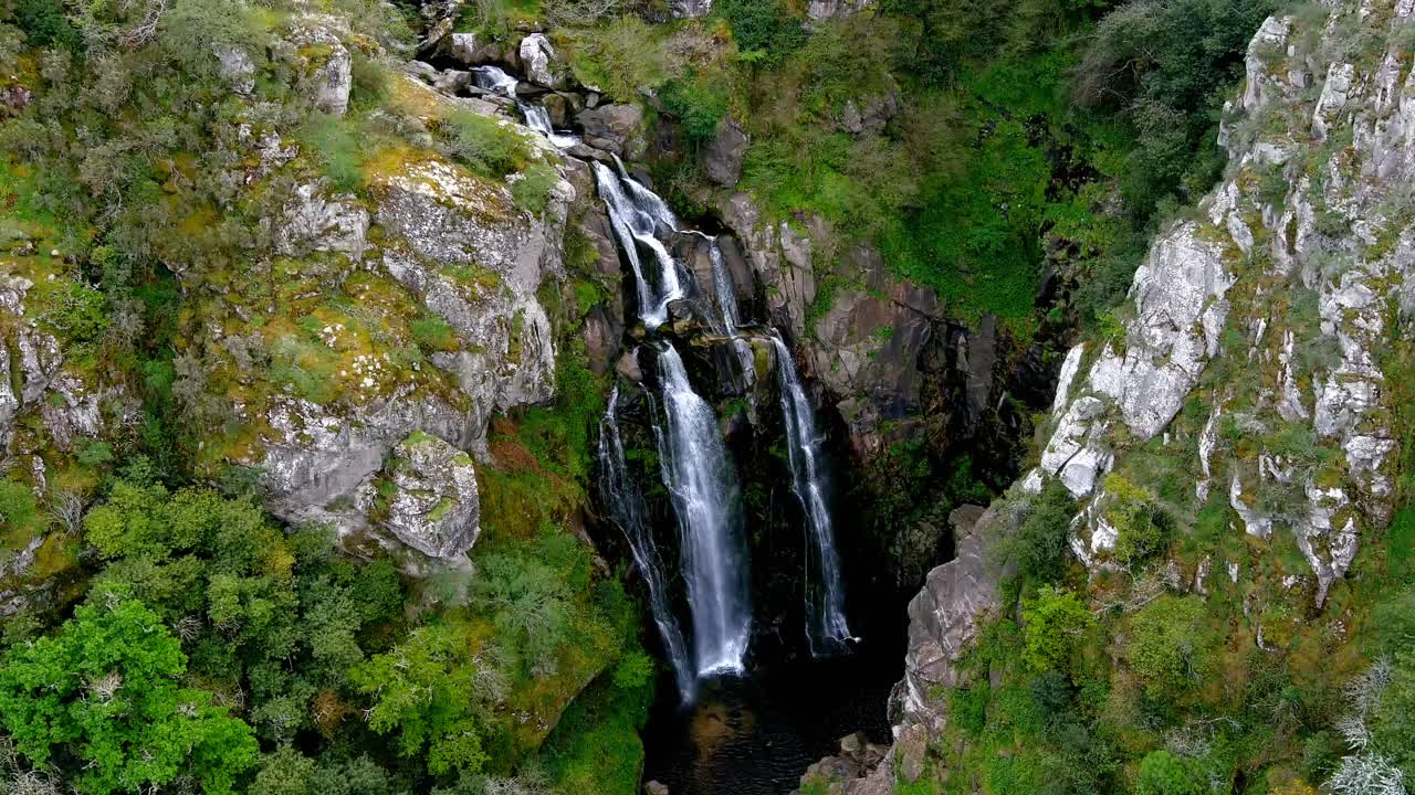 vista aérea de las cascadas de fervenza do toxa cayendo en cascada por la pared rocosa