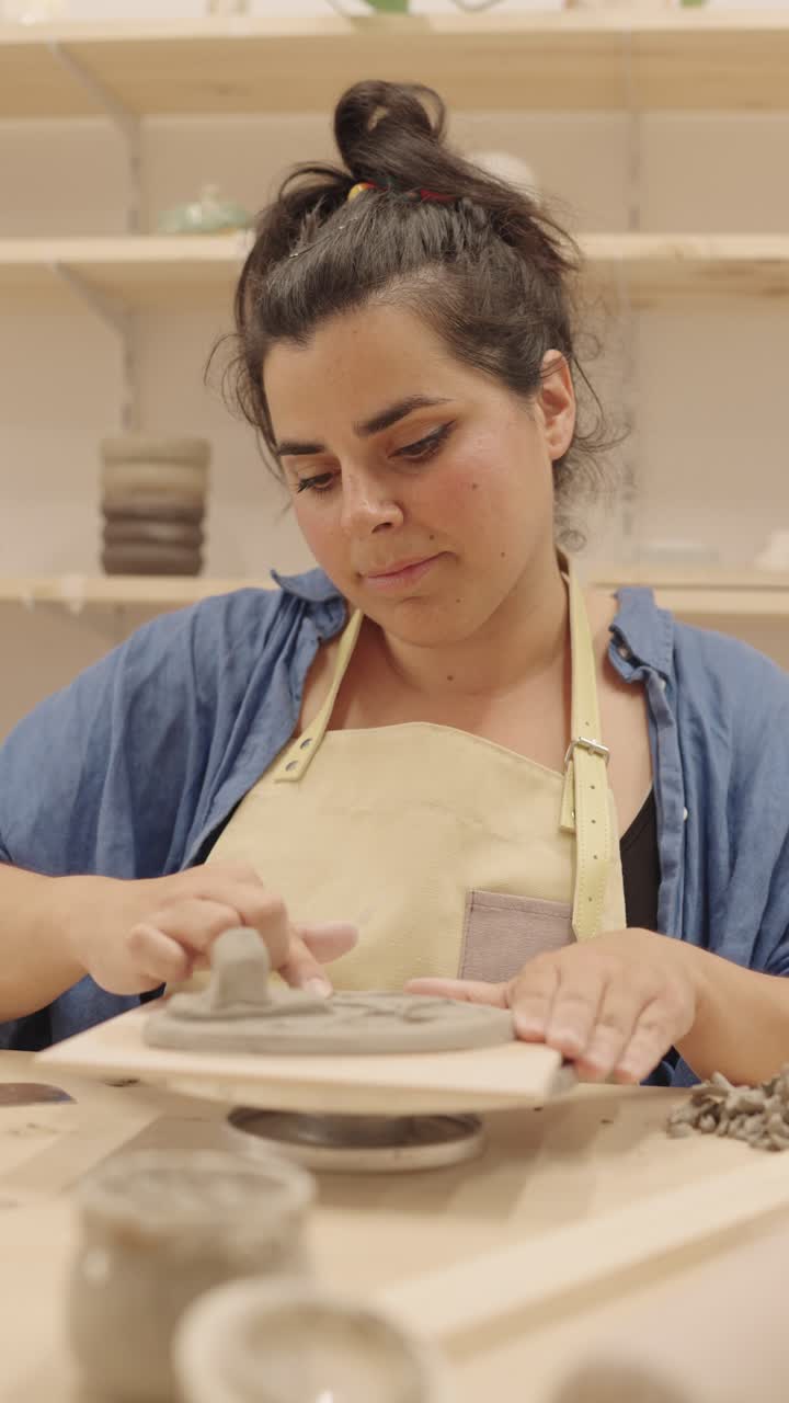 mujer que hace cerámica