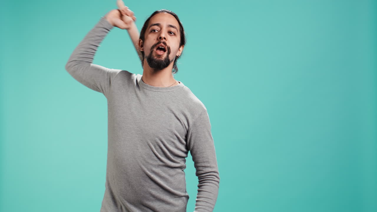 retrato de un hombre amenazante que amenaza con golpear al enemigo durante la lucha