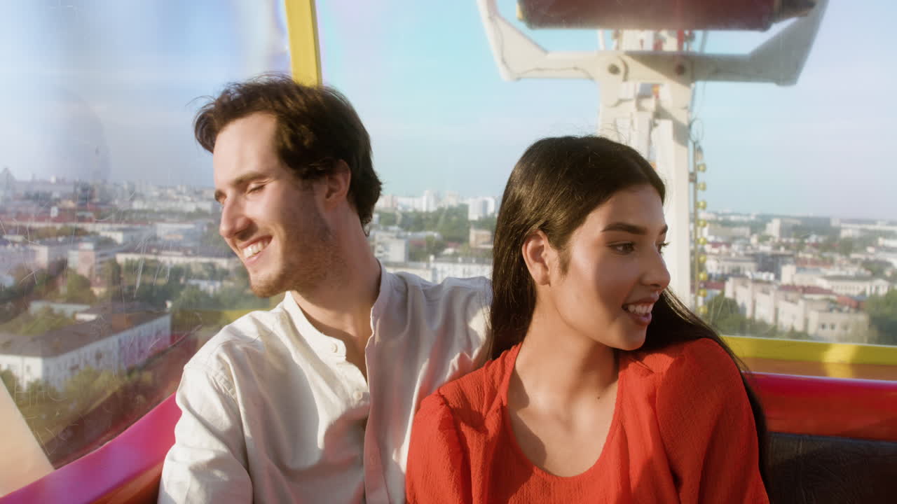 una pareja enamorada hablando.