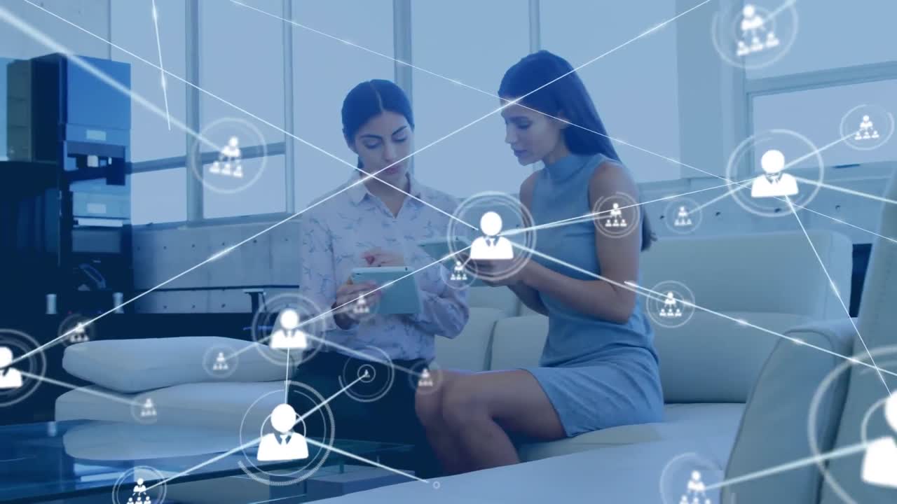 태블릿을 사용하는 다양한 사업가 여성에 대한 아이콘과의 연결 네트워크의 애니메이션