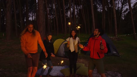 amigos divirtiéndose con chispas en el bosque 4k