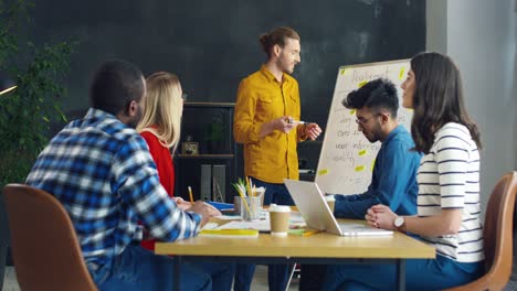 Gruppe-Junger-Multikultureller-Unternehmer,-Die-Sich-Im-Büro-Treffen-Und-Neue-Projekte-Diskutieren