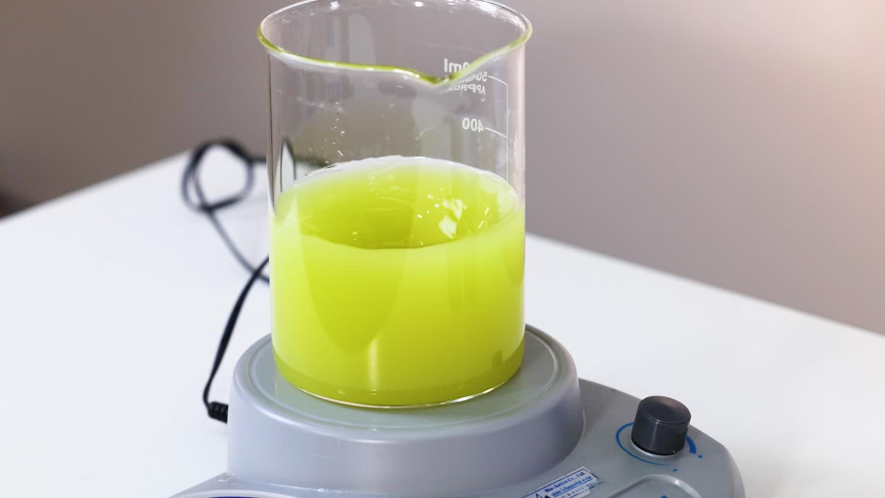 reacción química que cambia de color con el tiempo