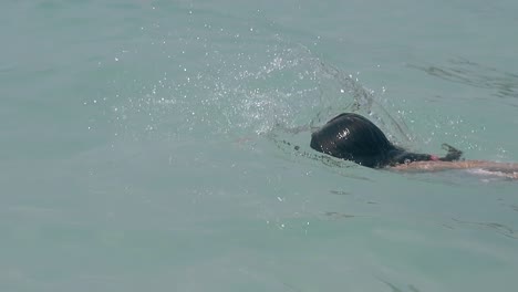 Una-Chica-Guapa-Nada-Y-Se-Sumerge-En-Agua-De-Mar-Cálida-A-Cámara-Lenta