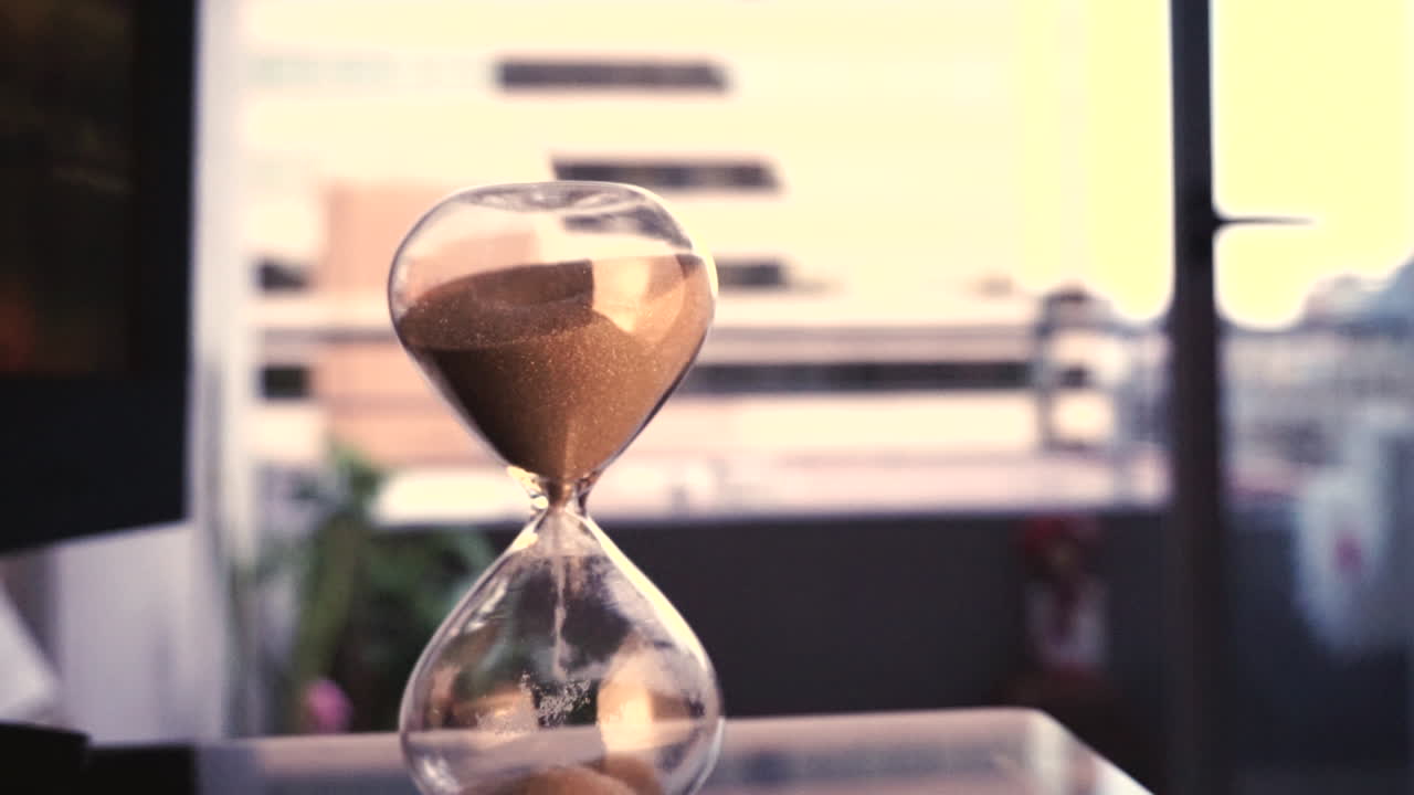 Hourglass shallow depth of field close up shot afternoon ambience light [HD1920 x 1080] 59,94 fps