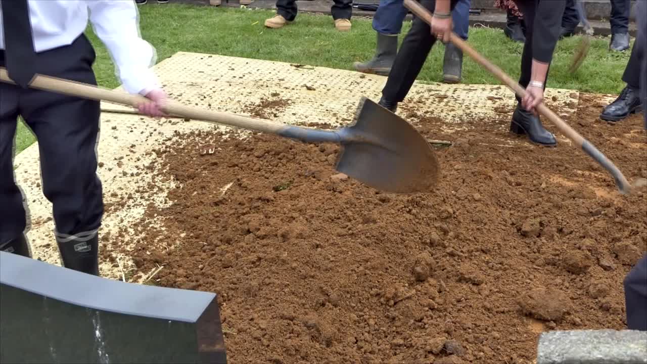 captura de pantalla de un ataúd funerario en un coche fúnebre o capilla o entierro en el cementerio