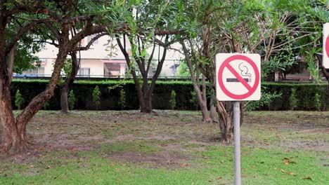 señales en un jardín en bangkok, tailandia