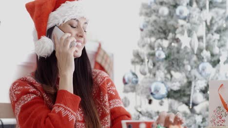 Mujer-Joven-Haciendo-Una-Llamada-De-Saludo-Navideño