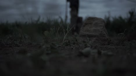 persona caminando por un campo por la noche