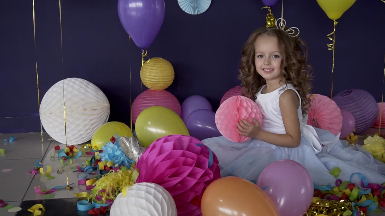 feliz cumpleaños chica con decoraciones