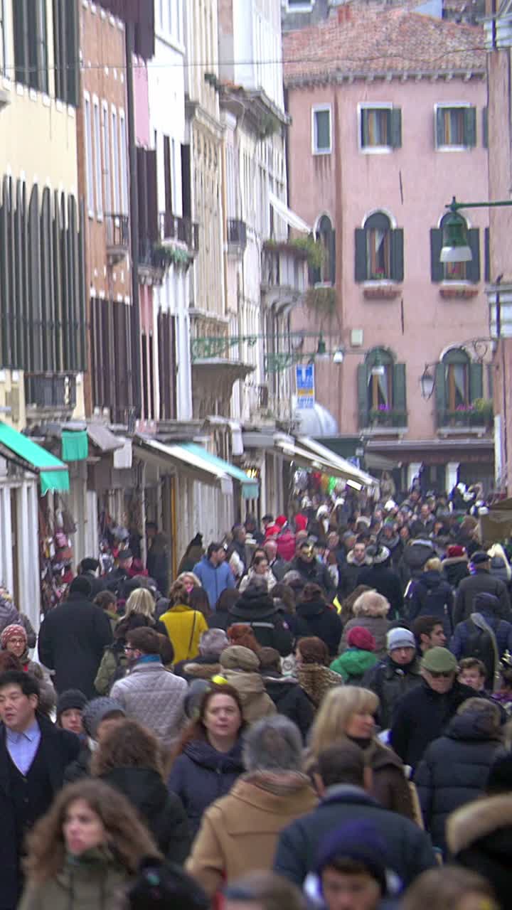 Scena di strada affollata