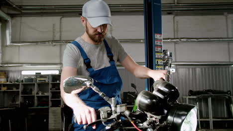 Mann-Arbeitet-In-Der-Garage