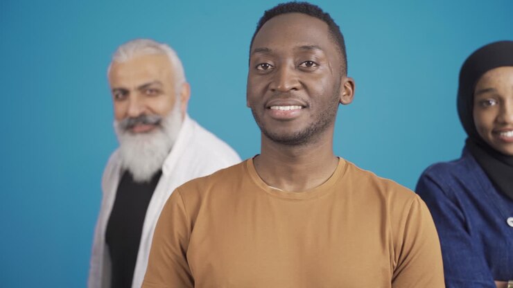 Portrait en gros plan d'un groupe d'amis de différentes origines. Sourire, amitié et fraternité.
